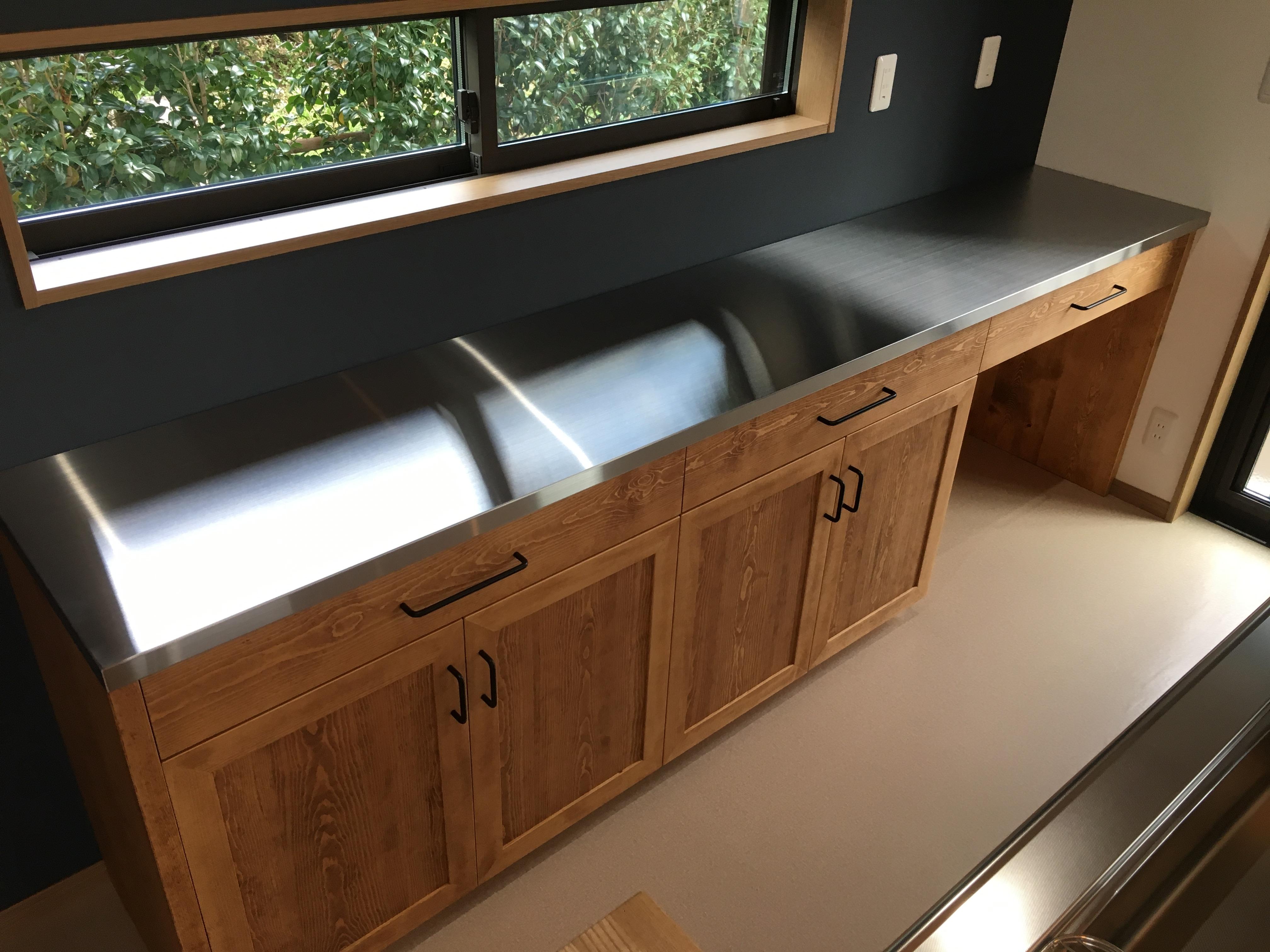 ステンレストップのキッチンカウンター