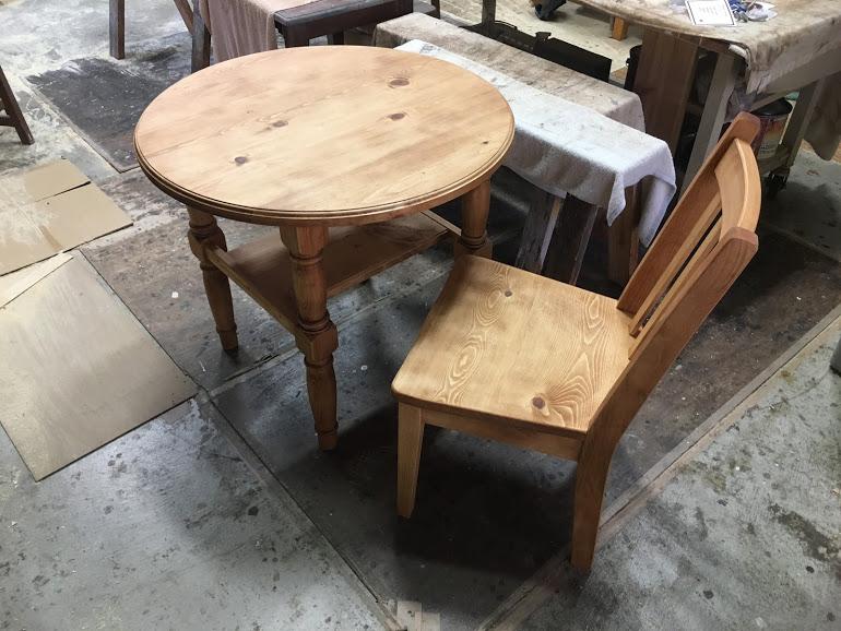 丸天板　ろくろ脚のテーブル