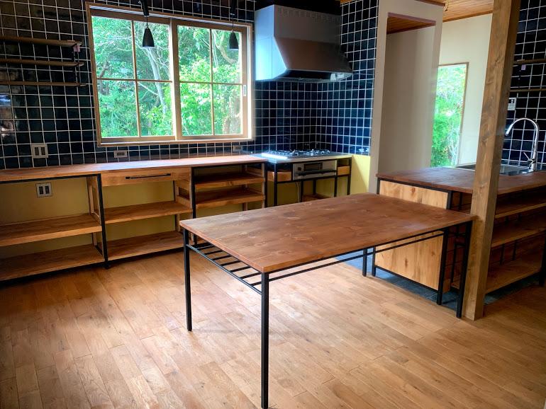 アイアン脚のテーブル・デスク