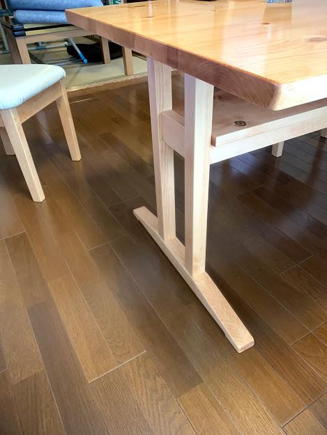 ２本足のテーブル棚付き