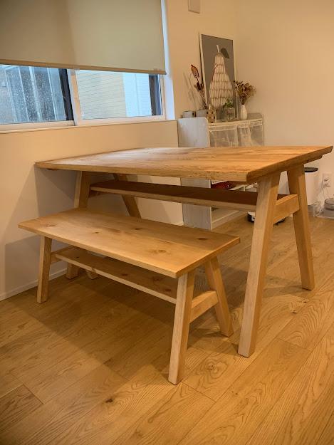 ハの字脚のテーブル